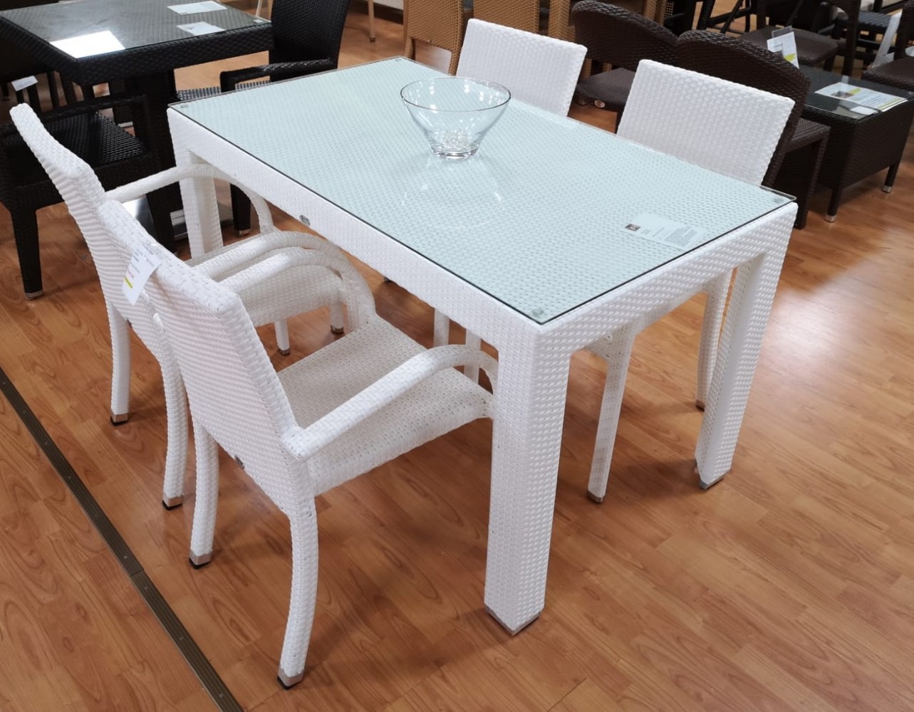 GOLF TABLE WITH 5 VELA NERA CHAIRS